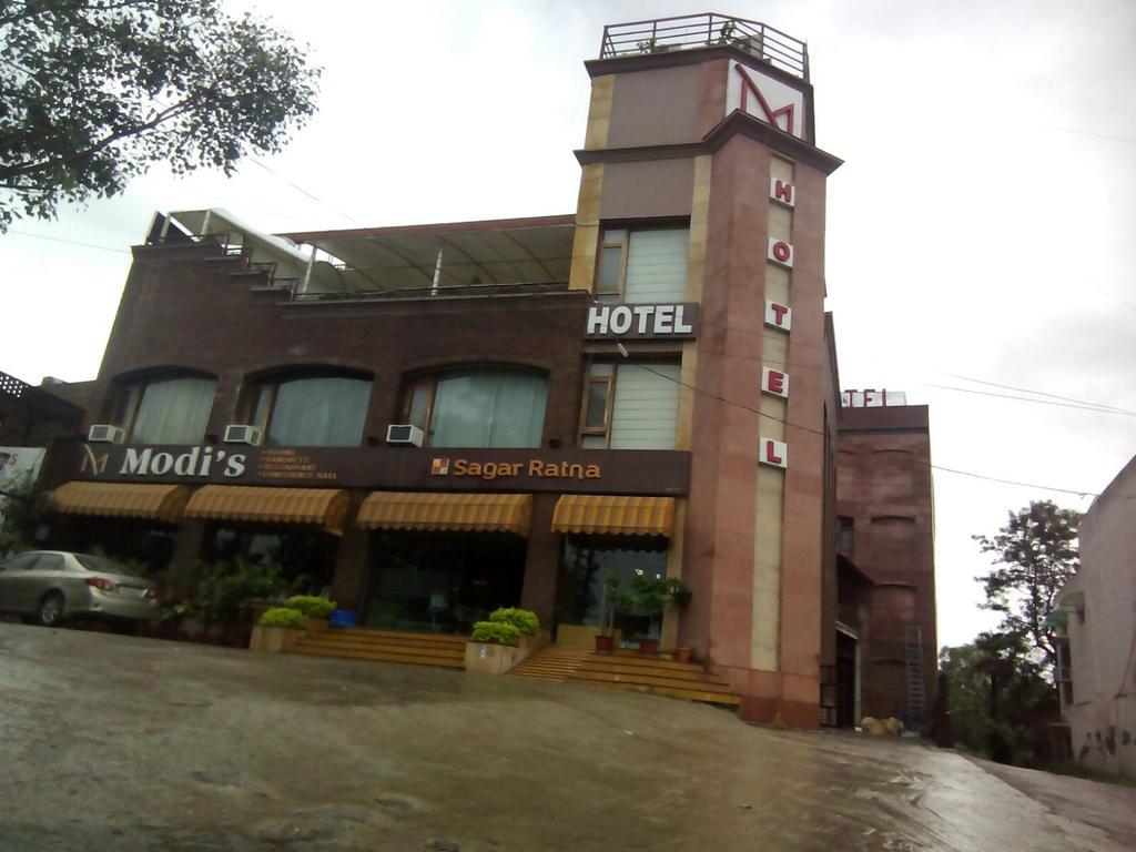 Modi Hotel & Resorts Pinjaur Exterior foto